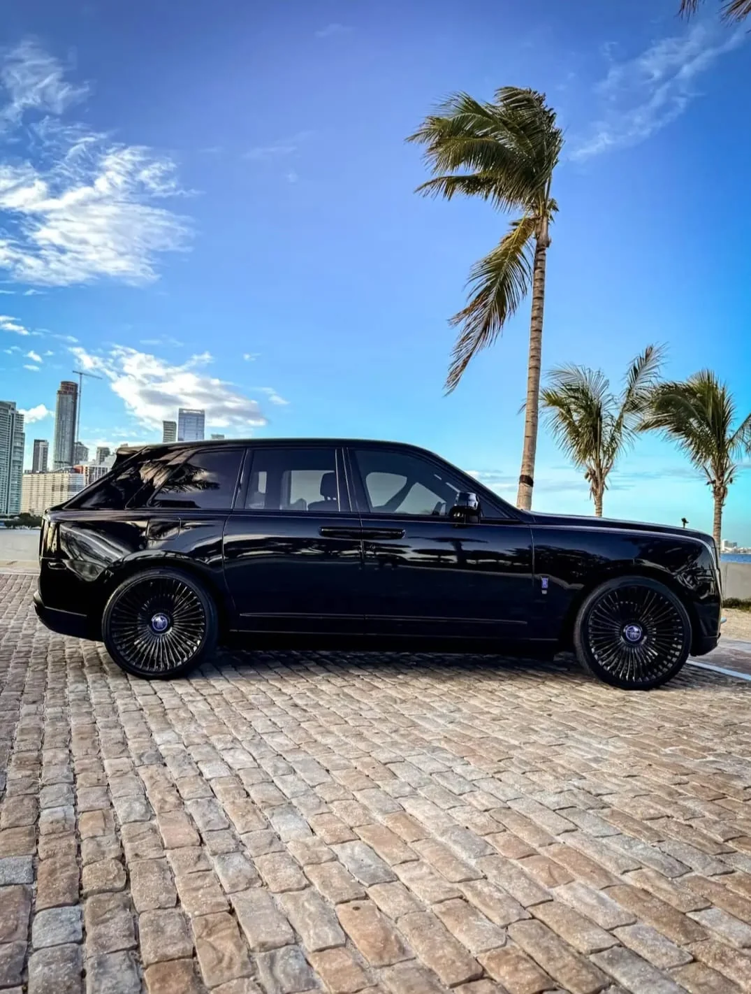 Black Rolls-Royce Cullinan side view